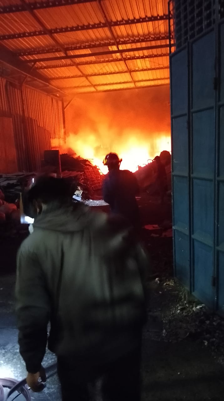 MEMBARA : Petugas pemadam kebakaran berjibaku memadamkan api yang membakar gudang rongsokan di Ngingas, Waru, Sidoarjo, Rabu (25/6).(IST/RADAR SIDOARJO)