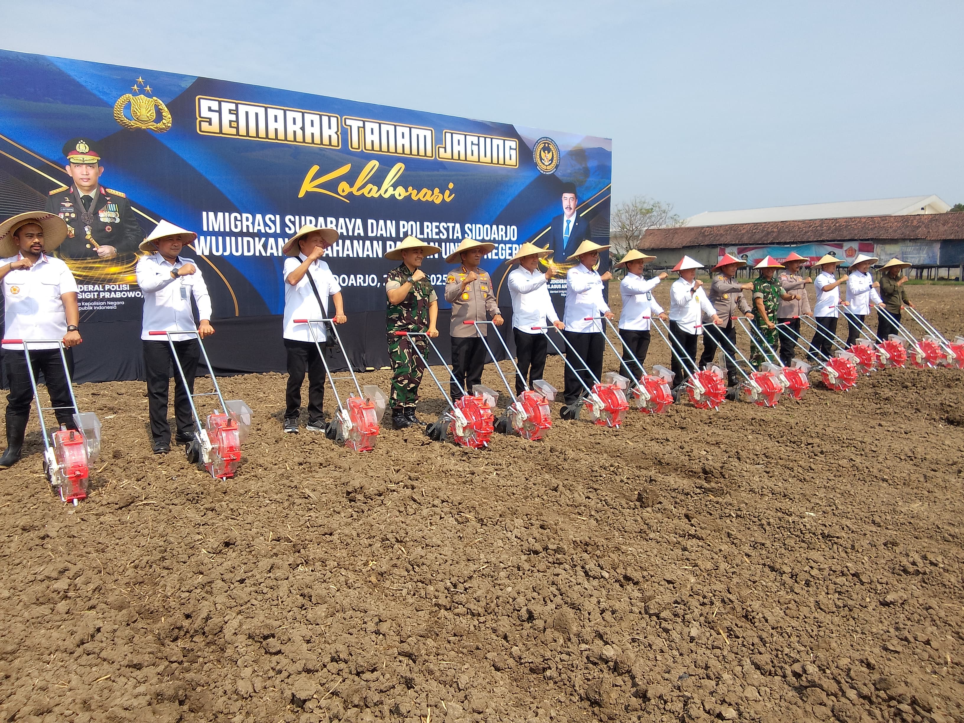 SINERGI: Kakanwil Ditjen Imigrasi Jawa Timur, Kapolresta Sidoarjo, Bupati Sidoarjo dan Dandim 0816 Sidoarjo tanam jagung bersama di Bulang, Prambon, Rabu (25/6). (DIKY SANSIRI/RADAR SIDOARJO)