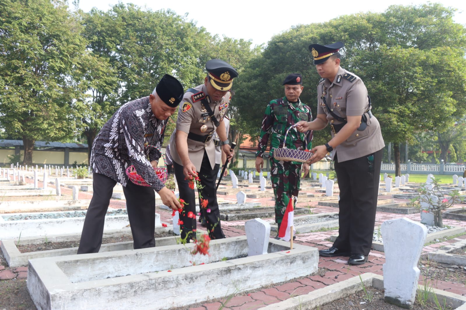 KHIDMAT: Kapolresta Sidoarjo&nbsp;Kombes Pol Christian Tobing (dua dari kiri) melakukan ziarah dan tabur bunga di Taman Makam Pahlawan Sidoarjo, Kamis (26/6).&nbsp;