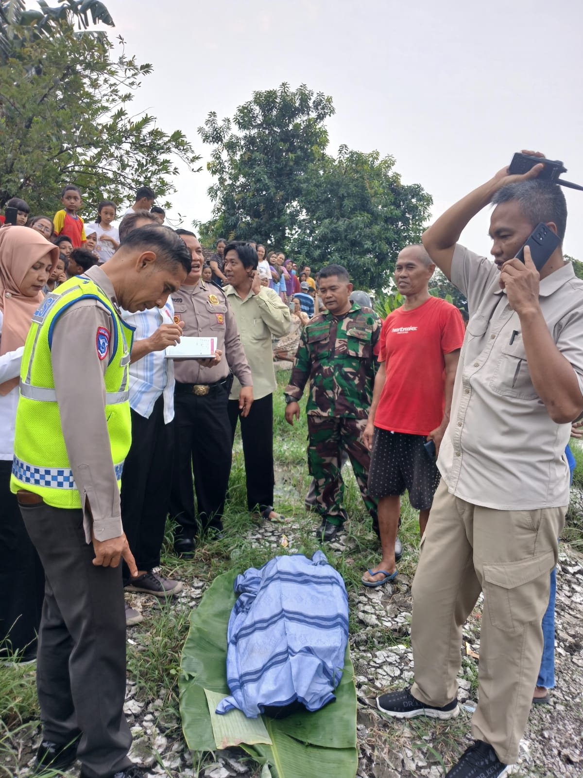 NAHAS: Jenazah bocah tujuh tahun saat hendak dievakuasi.