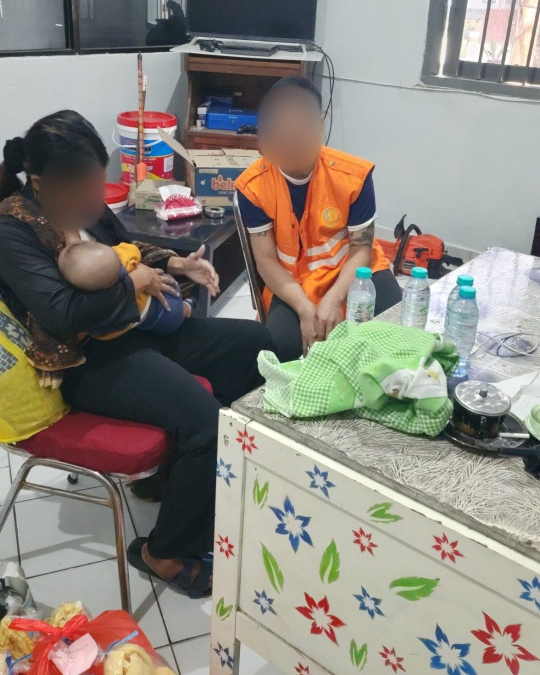 DIGAGALKAN: Petugas amankan seorang perempuan yang nekat selundupkan ponsel.