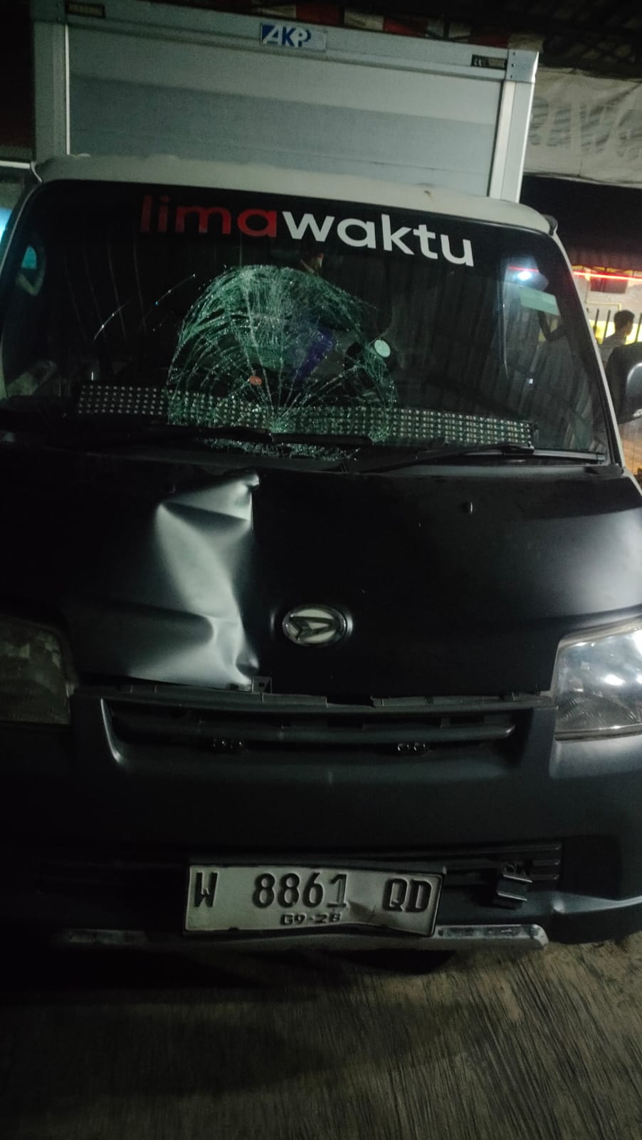 TERKAPAR : Kondisi mobil boks usai menabrak driver ojol di Jalan Raya Pabean, Sedati, Sidoarjo. (IST/RADAR SIDOARJO)