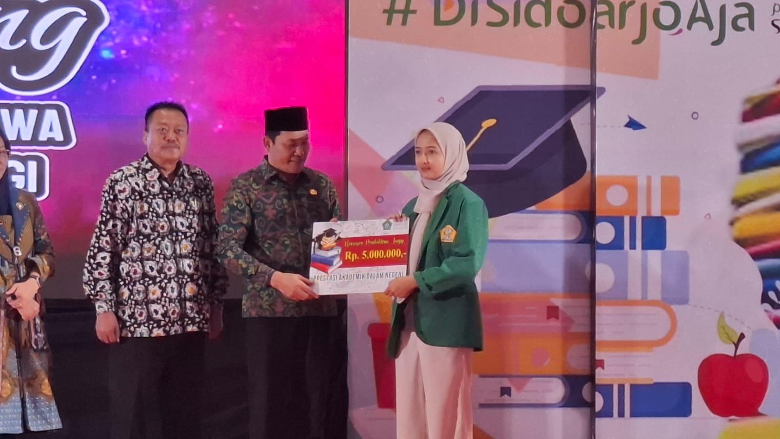 KOMITMEN: Bupati Sidoarjo saat memberikan beasiswa kepada salah satu mahasiswa. (M SAIFUL ROHMAN/RADAR SIDOARJO)