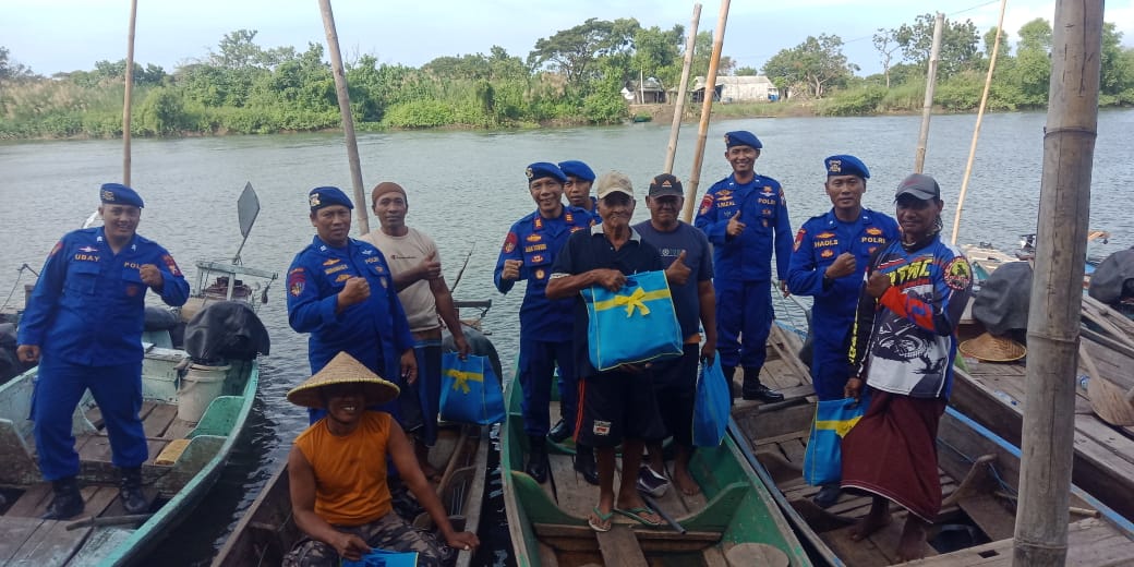 SUMRINGAH: Para nelayan saat menerima sembako dari Polairud Polresta Sidoarjo.
