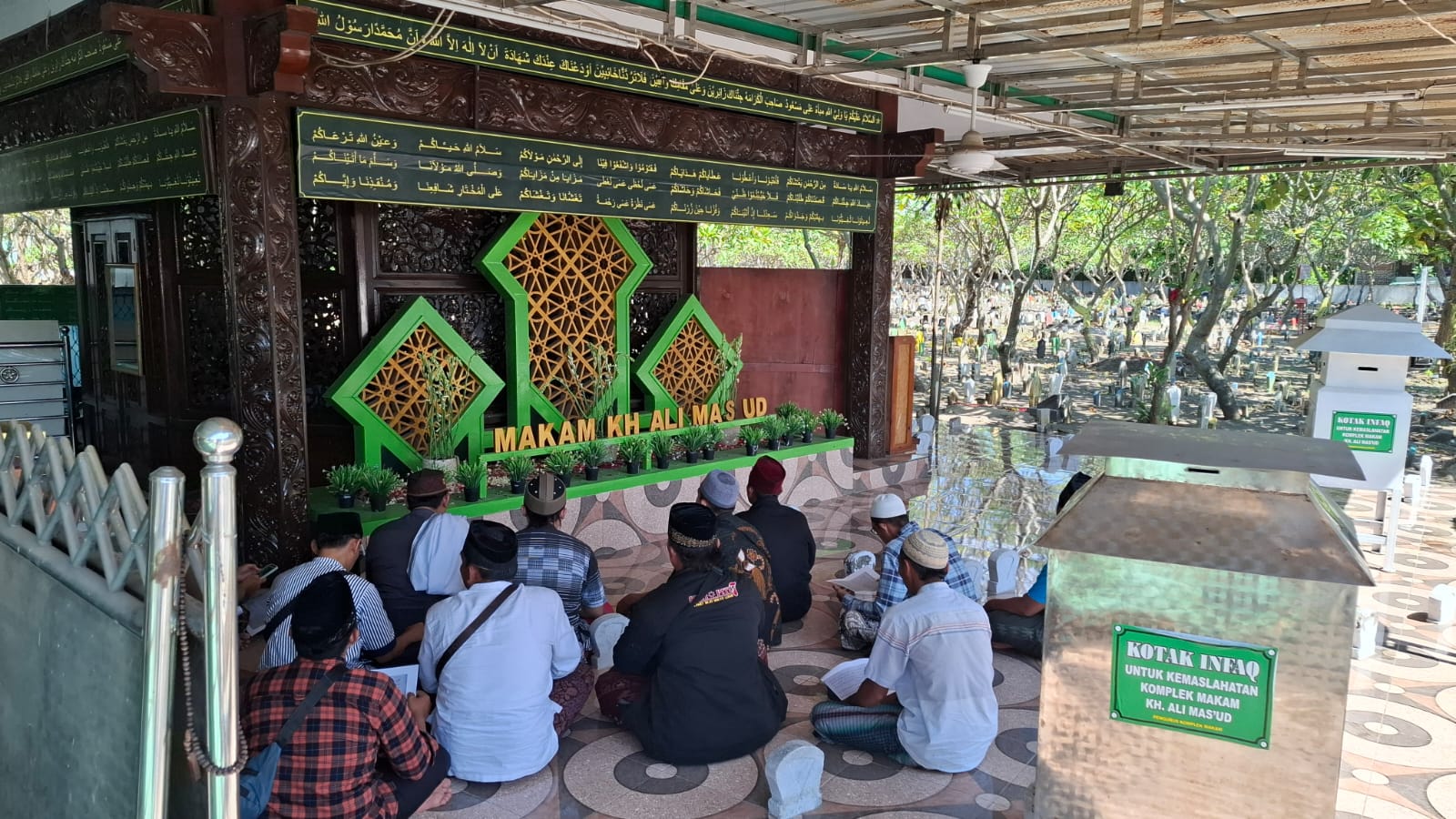 RELIGIUS: Para peziarah melakukan tahlil di depan makam KH Ali Masud atau Mbah Ud. (M SAIFUL ROHMAN/RADAR SIDOARJO)