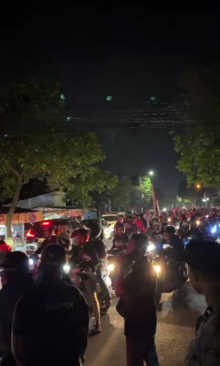 KONVOI: Ratusan penggembira berupaya masuk ke Sidoarjo, Sabtu (28/6) dini hari. (DIKY SANSIRI/RADAR SIDOARJO)