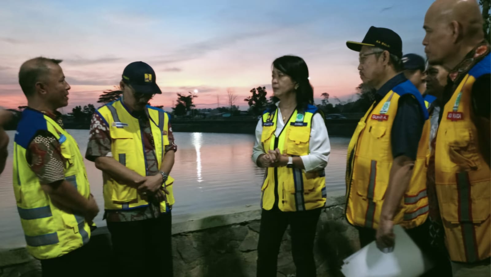 ATASI BANJIR: Wakil Menteri Pekerjaan Umum (Wamen PU), Diana Kusumastuti (tengah) saat meninjau Embung Ketapang. (M SAIFUL ROHMAN/RADAR SIDOARJO)