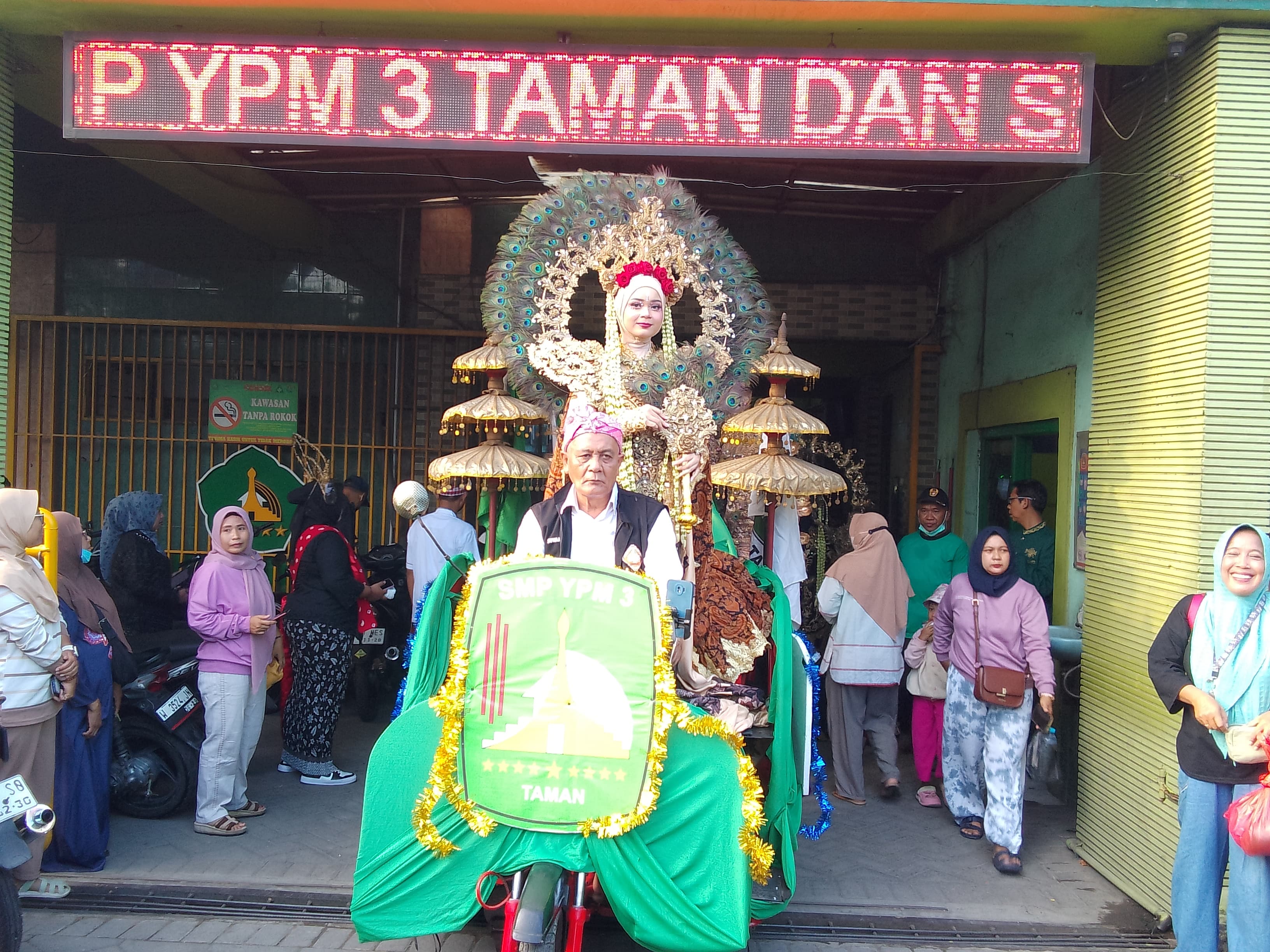 SEMARAK: Siswa-siswi SMP YPM 3 Taman Sidoarjo memakai kostum budaya saat karnaval, Minggu (29/6). (DIKY SANSIRI/RADAR SIDOARJO)