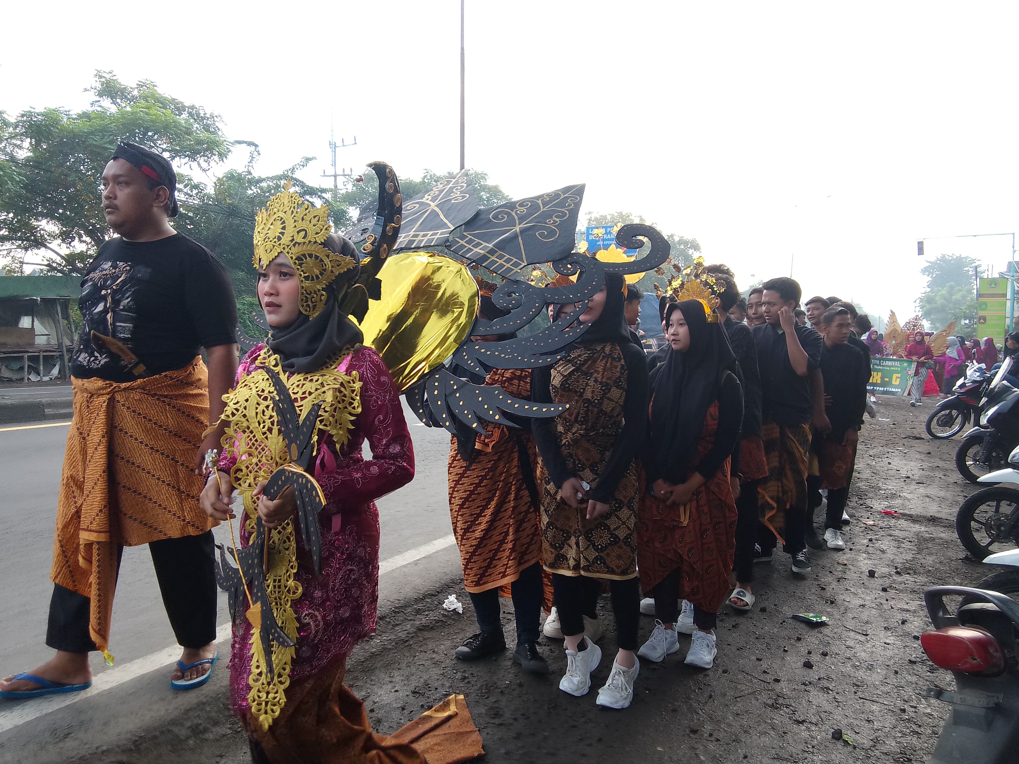KOMPAK: Siswa-siswi SMP YPM 3 Taman Sidoarjo memakai kostum budaya saat karnaval, Minggu (29/6). (DIKY SANSIRI/RADAR SIDOARJO)