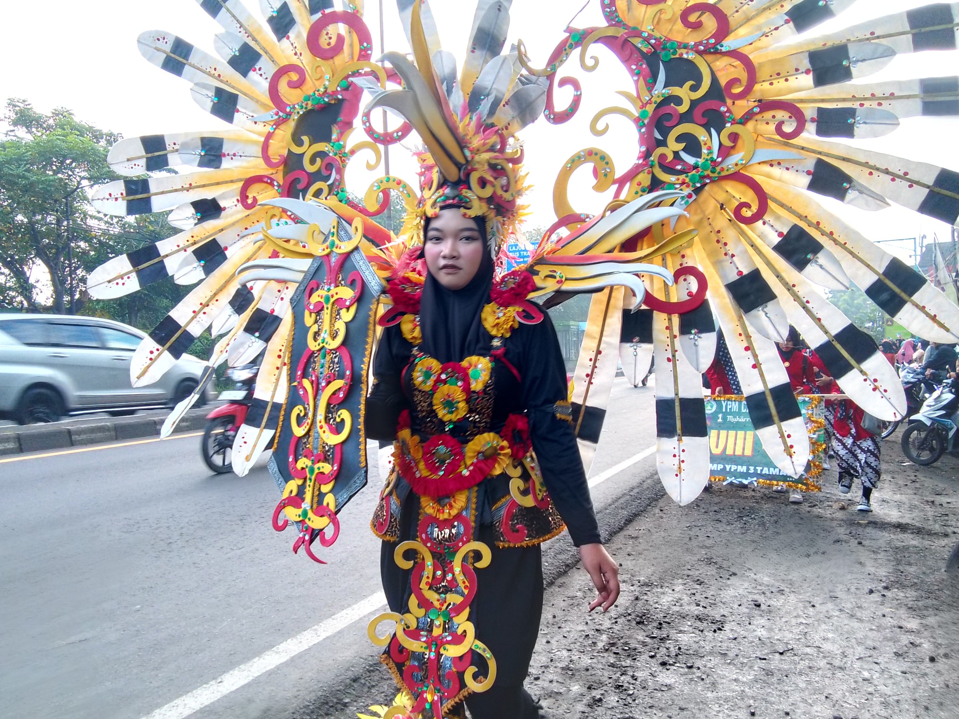 KREATIF: Siswa-siswi SMP YPM 3 Taman Sidoarjo memakai kostum budaya saat karnaval, Minggu (29/6). (DIKY SANSIRI/RADAR SIDOARJO)