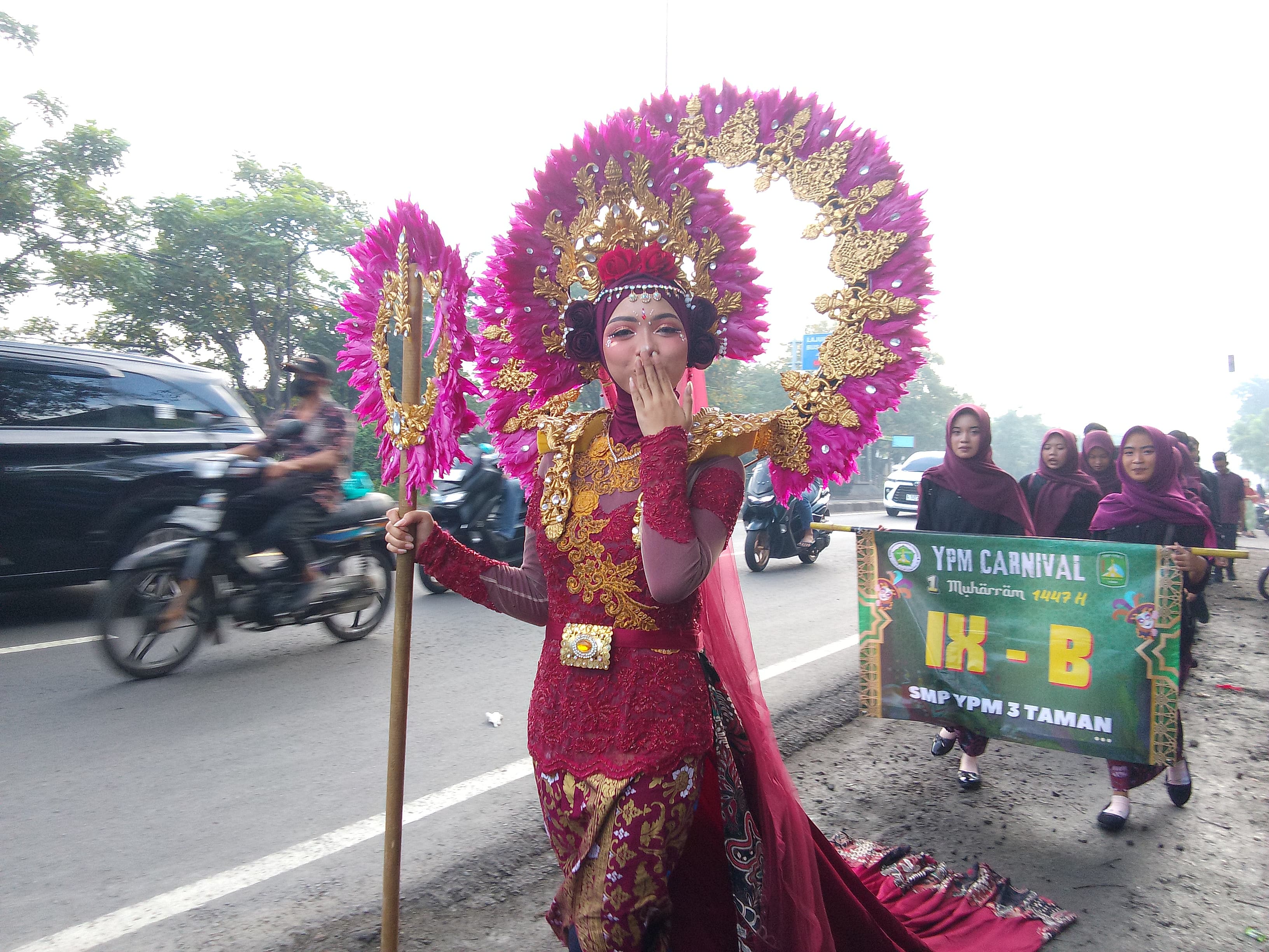 CANTIK: Siswa-siswi SMP YPM 3 Taman Sidoarjo memakai kostum budaya saat karnaval, Minggu (29/6). (DIKY SANSIRI/RADAR SIDOARJO)