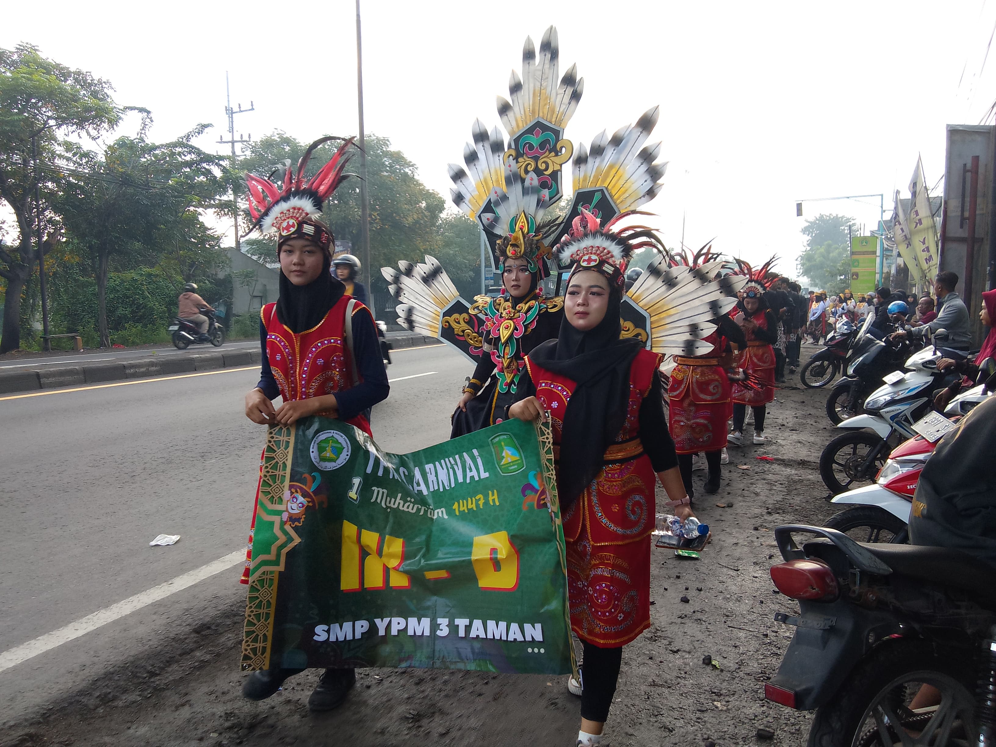 KOMPAK: Siswa-siswi SMP YPM 3 Taman Sidoarjo memakai kostum budaya saat karnaval, Minggu (29/6). (DIKY SANSIRI/RADAR SIDOARJO)