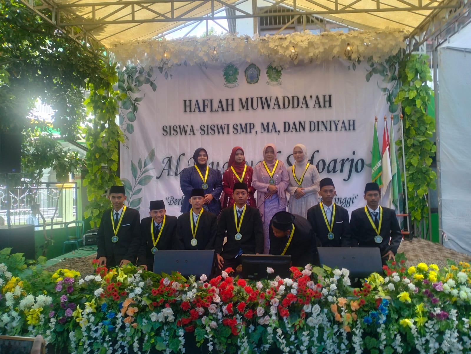 PRESTASI: Foto bersama para siswa MA Al Muayyad sesudah acara dalam proses Haflah Muwadda