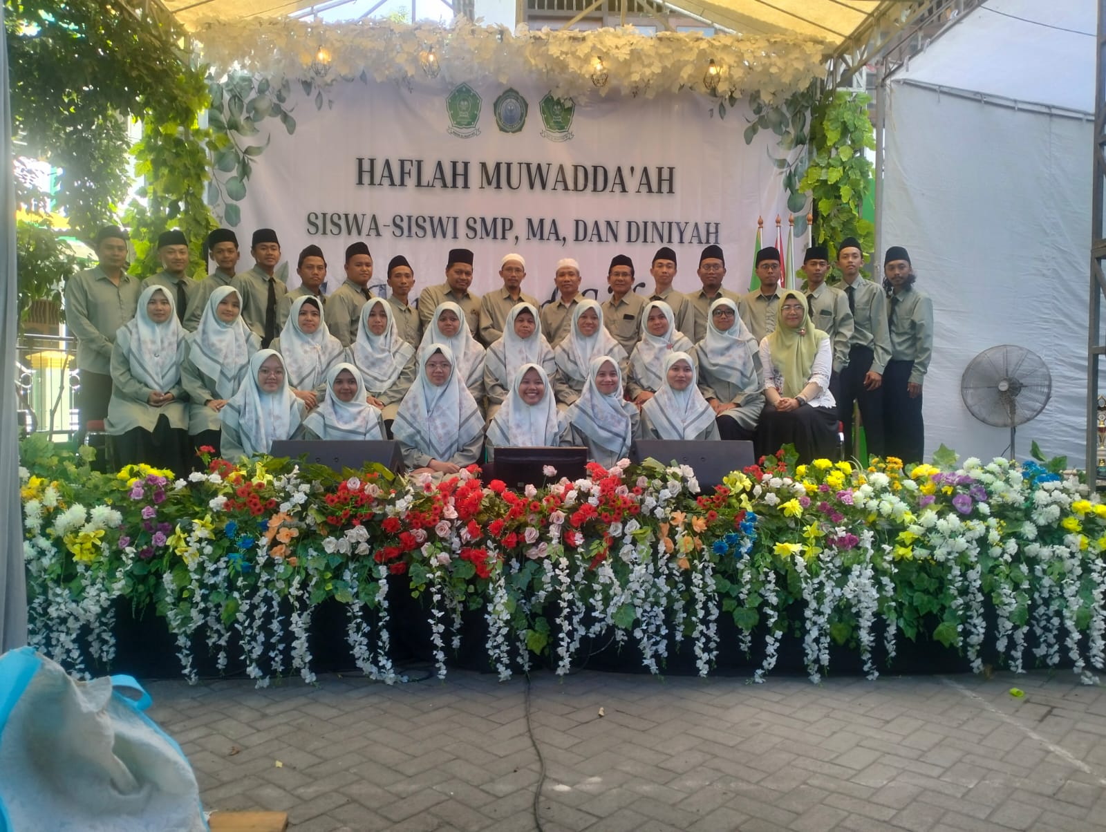 MEMBANGGAKAN: Foto bersama para siswa SMP Al Muayyad dalam proses Haflah Muwadda