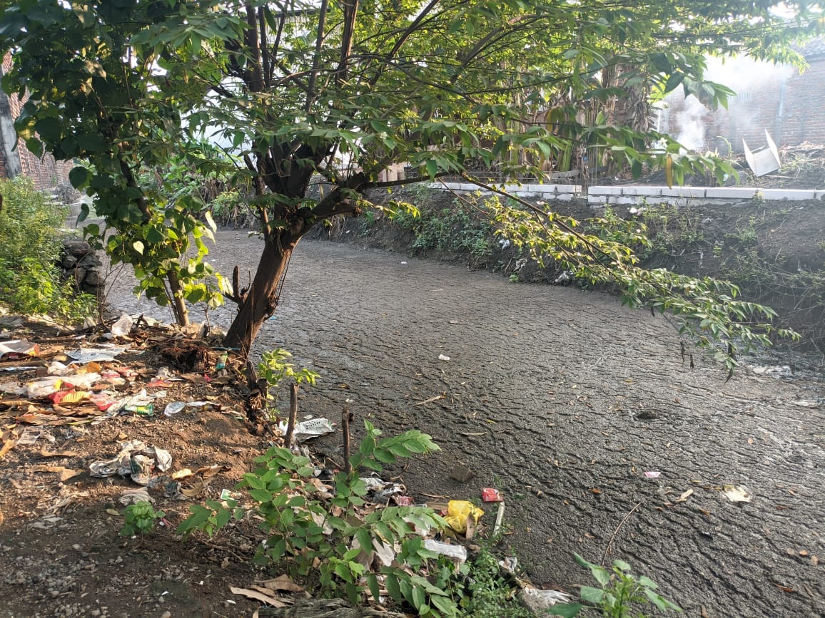 MENGKHAWATIRKAN: Salah satu sungai di Desa Tropodo diduga tercemari limbah pemotongan hewan. (M SAIFUL ROHMAN/RADAR SIDOARJO)