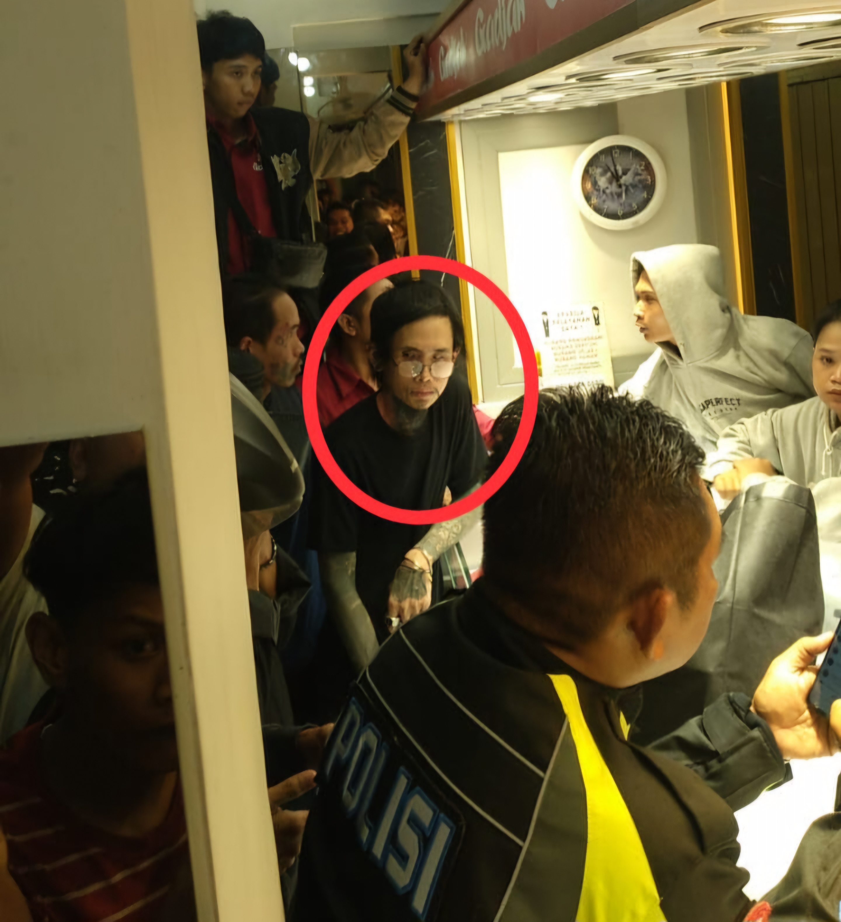 TEPERGOK : Pelaku pencurian emas (baju hitam kacamata) ditangkap pegawai toko emas di Pasar Wadungasri, Waru, Sidoarjo, Senin (30/6) malam. (IST/RADAR SIDOARJO)