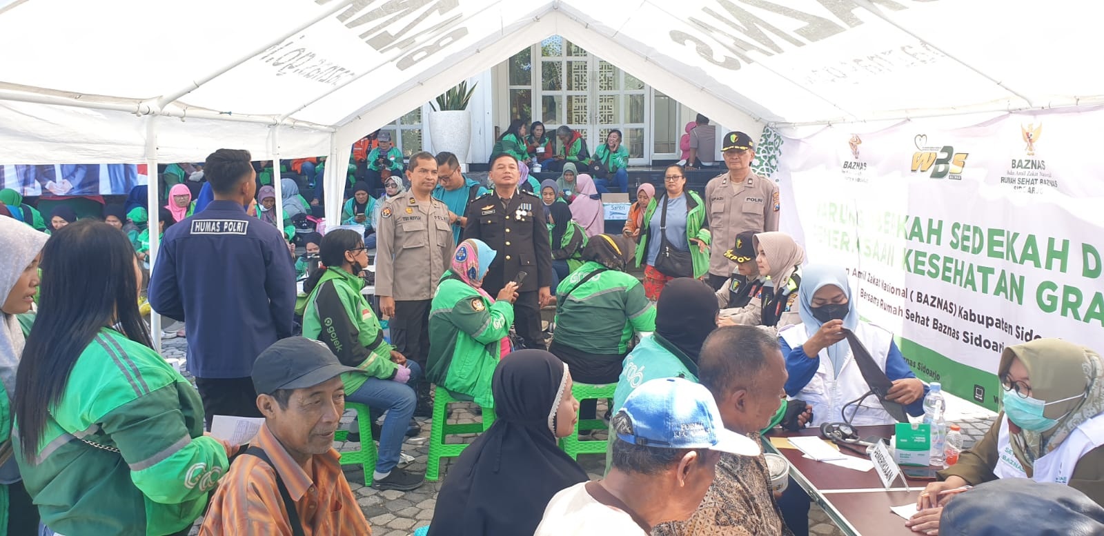DICEK: Warga sedang menjalani pemeriksaan kesehatan gratis yang digelar Polresta Sidoarjo, Selasa (1/7).