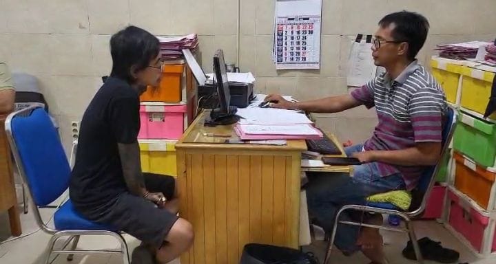 DIAMANKAN : RR, pelaku pencurian emas (baju hitam) di toko emas Pasar Wadungasri, Waru, Sidoarjo.(DIKY SANSIRI/RADAR SIDOARJO)
