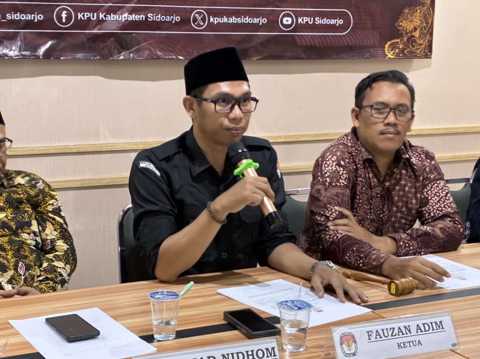 VALIDASI: Ketua KPU Sidoarjo, Fauzan Adhim saat memimpin rapat pleno.