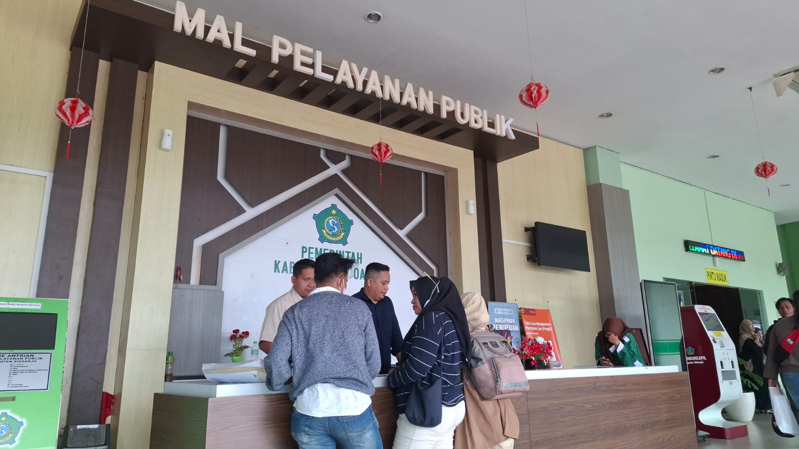 ANTRE: Warga saat melakukan pencetakan e-KTP di MPP Sidoarjo. (M SAIFUL ROHMAN/RADAR SIDOARJO)