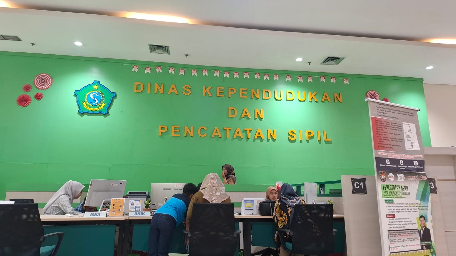 MELAYANI: Warga mengurus pembuatan e-KTP di Mal Pelayanan Publik (MPP) Sidoarjo. (M SAIFUL ROHMAN/RADAR SIDOARJO)