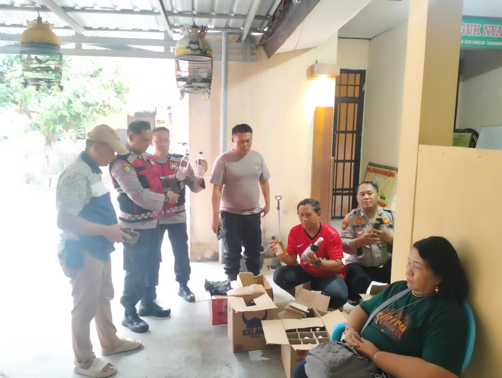 MERESAHKAN: Sejumlah barang bukti minuman keras disita dan diamankan di Mapolsek Porong.