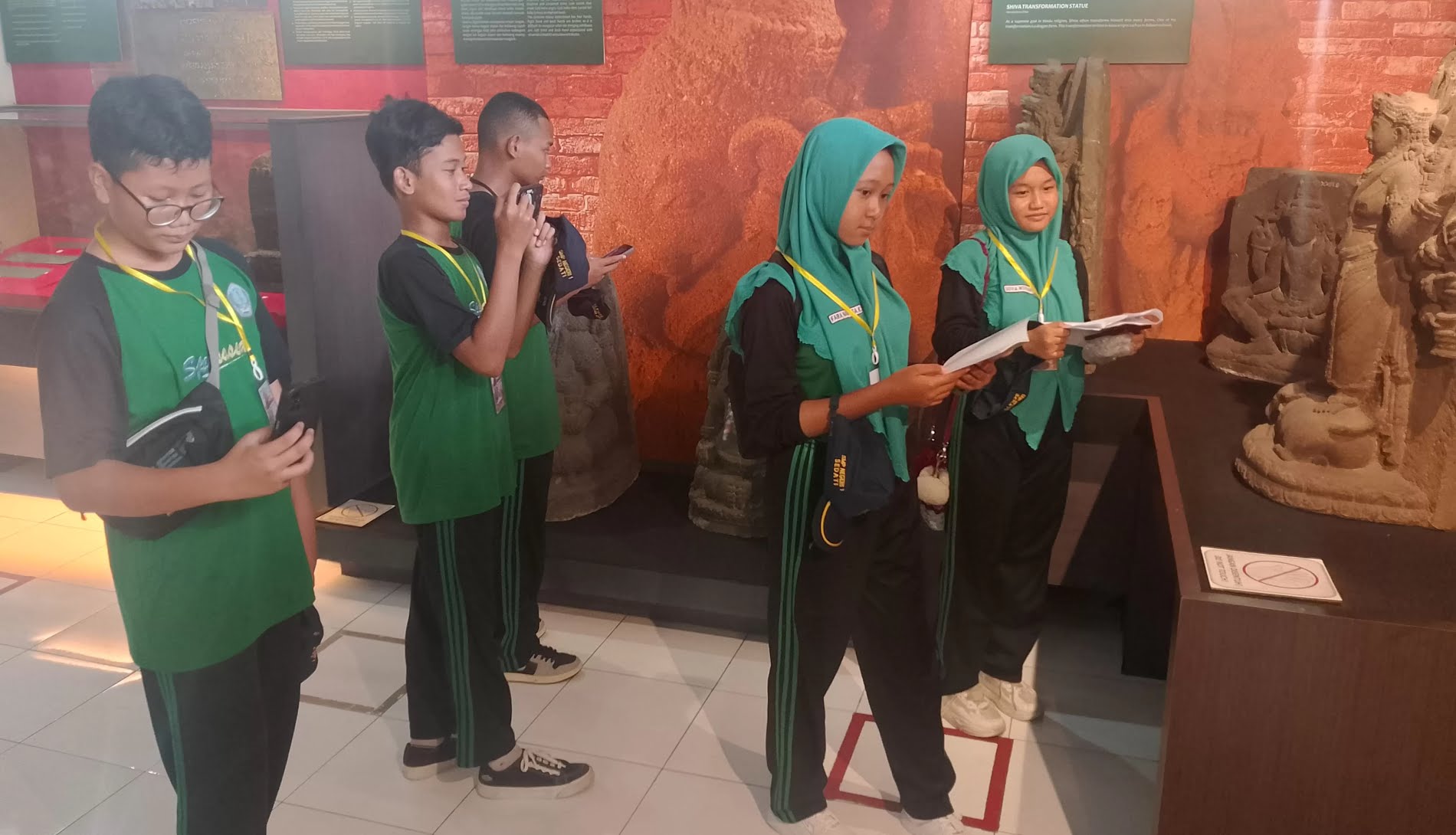WISATA LOKAL: Siswa SMP Negeri 1 Sidoarjo saat mengikuti kegiatan ODL di Museum Mpu Tantular, Buduran. (DOK/RADAR SIDOARJO)