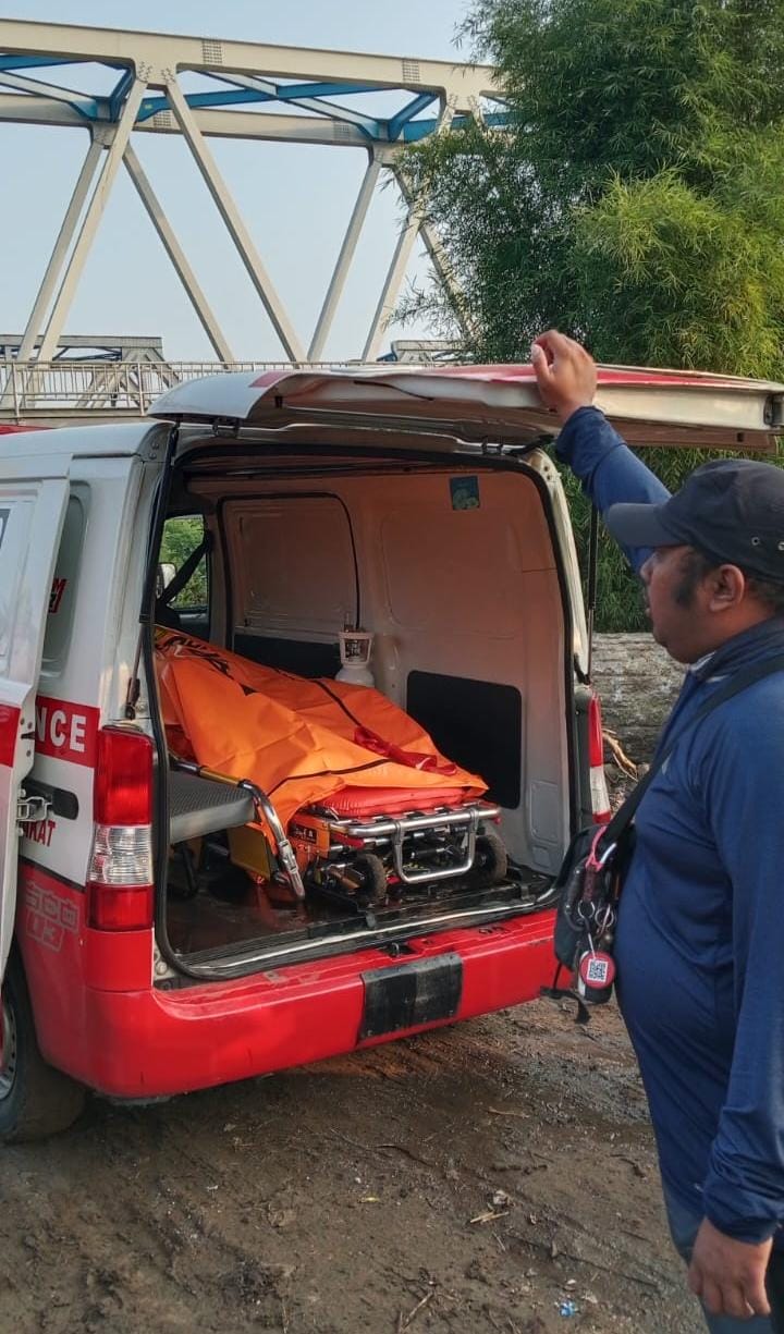 DITEMUKAN: Tim SAR gabungan mengevakuasi jasad korban, Jumat (4/7).