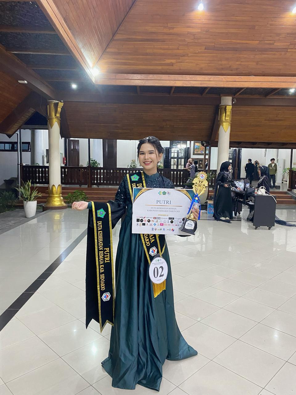 BANGGA: Della Amelia Putri Raih siswi SMK Mitra Sehat Mandiri Sidoarjo saat memamerkan Juara 1 Putri Duta Kesehatan Remaja Kabupaten Sidoarjo. (ANAS/RADAR SIDOARJO)