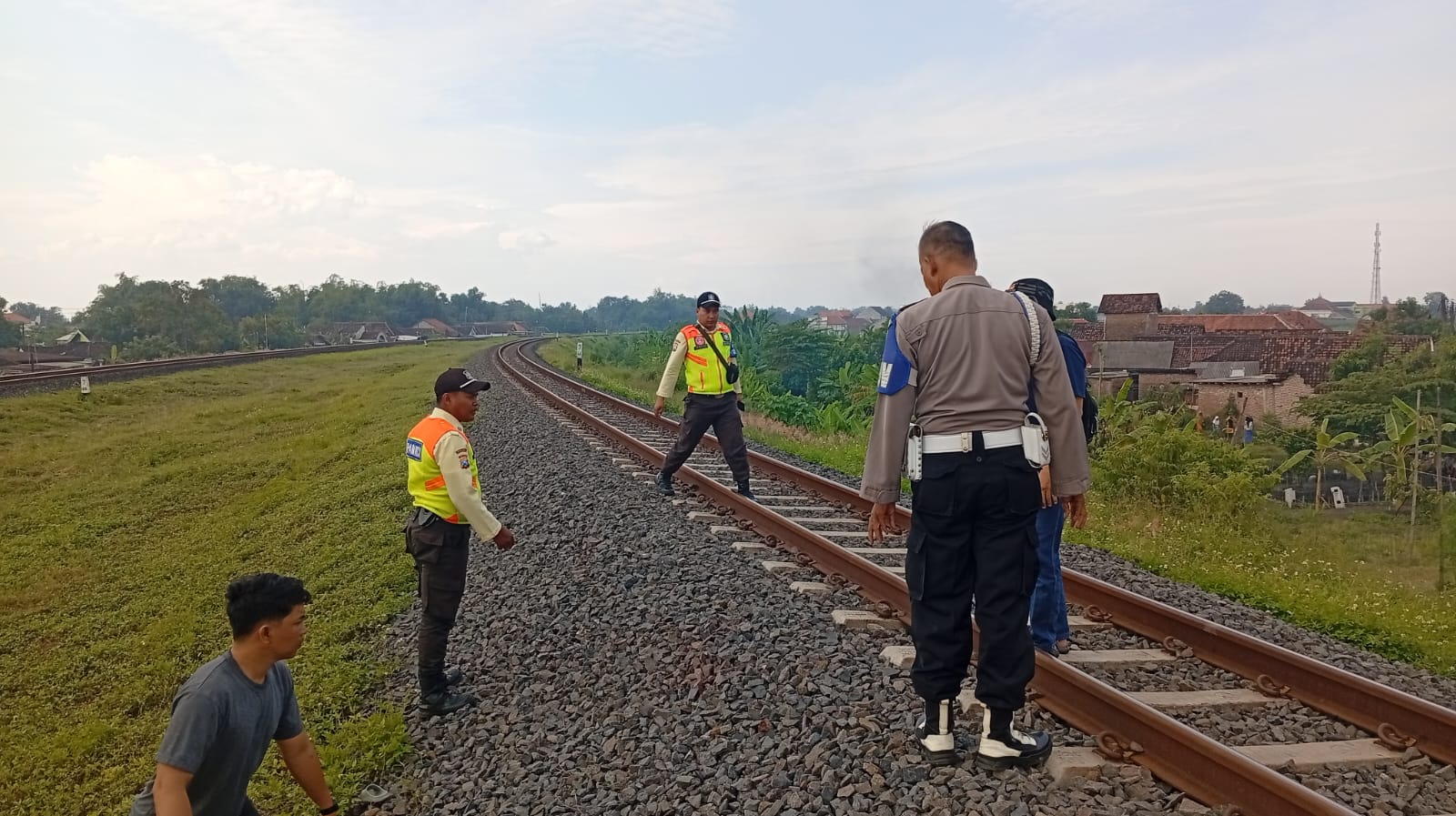 MENGENASKAN : Polisi sedang berada di lokasi kejadian.