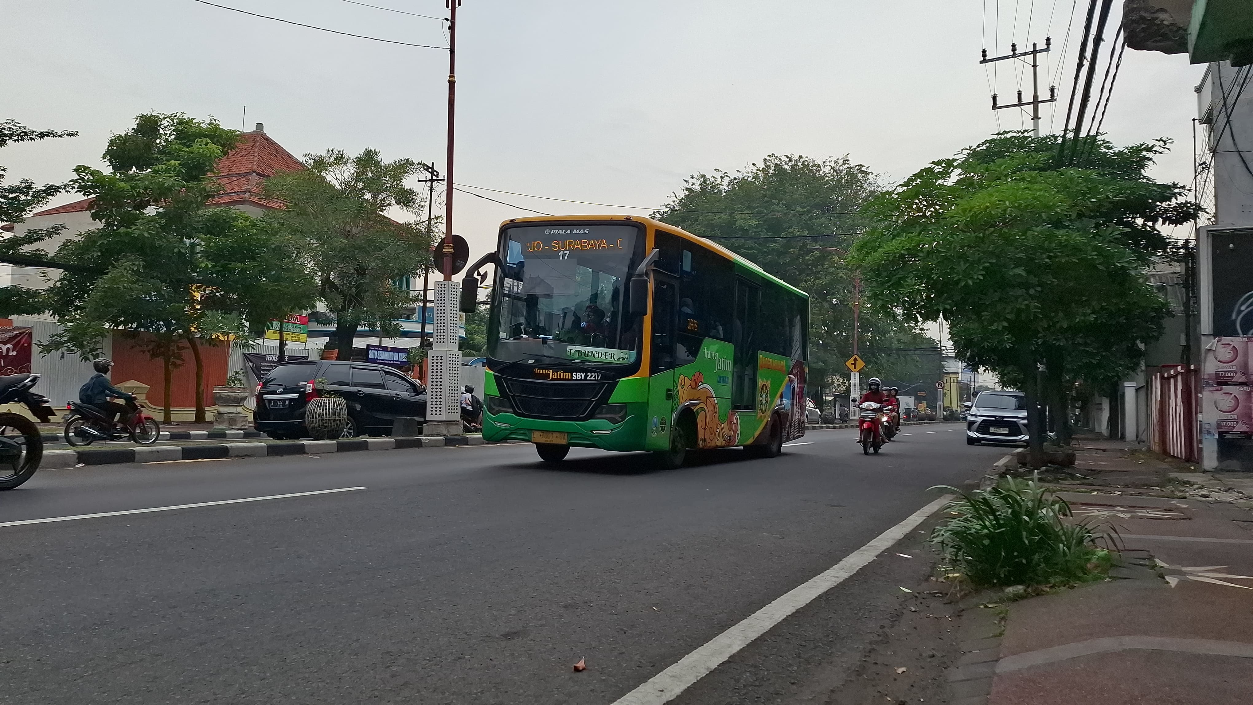 TRANSPORTASI: Angkutan umum menjadi salah satu solusi untuk meminimalisir penggunaan kendaraan pribadi serta mencegah kemacetan. (M SAIFUL ROHMAN/RADAR SIDOARJO)