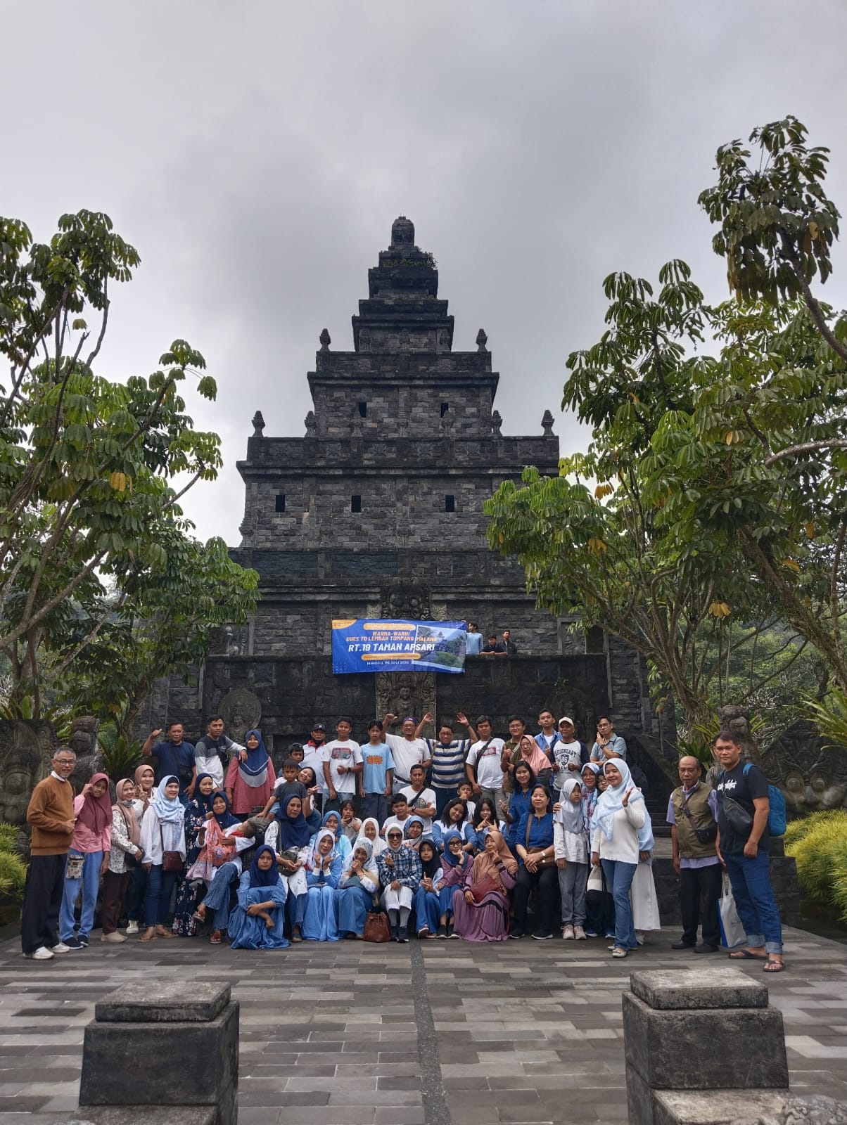 GUYUB RUKUN: Warga RT 19, RT 5 Perum MCA Boro, Tanggulangin, Sidoarjo foto bersama di Lembah Tumpang, Malang.
