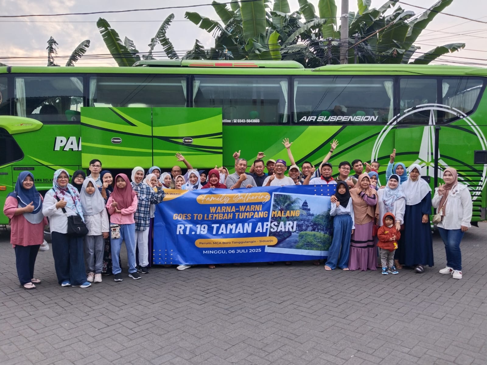 KOMPAK: Ketua RW 5, Perum MCA, Desa Boro Tanggulangin, Sidoarjo Soedarminto (depan mengepalkan tangan) saat memberangkatkan rombongan.