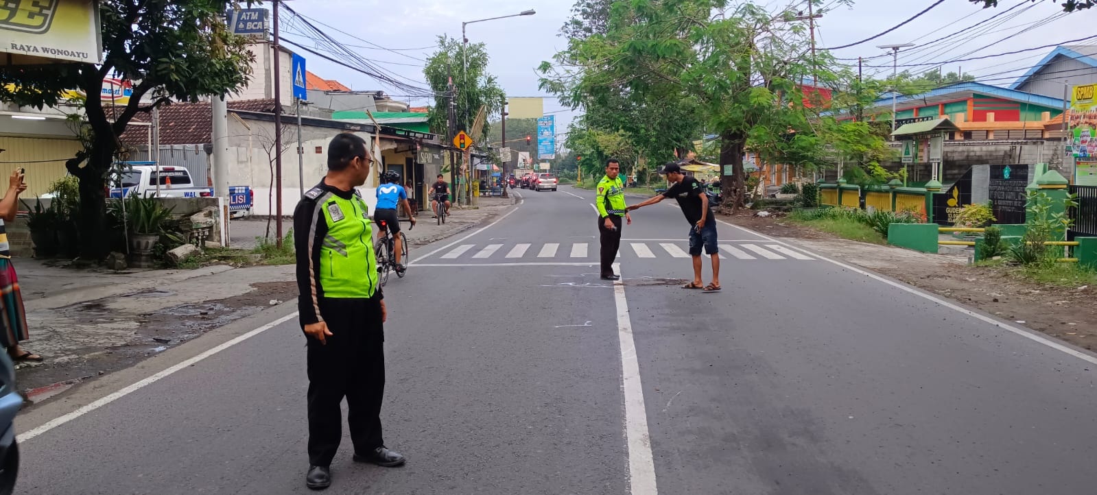 NAHAS: Polisi lakukan olah TKP di Jalan Raya Wonoayu.