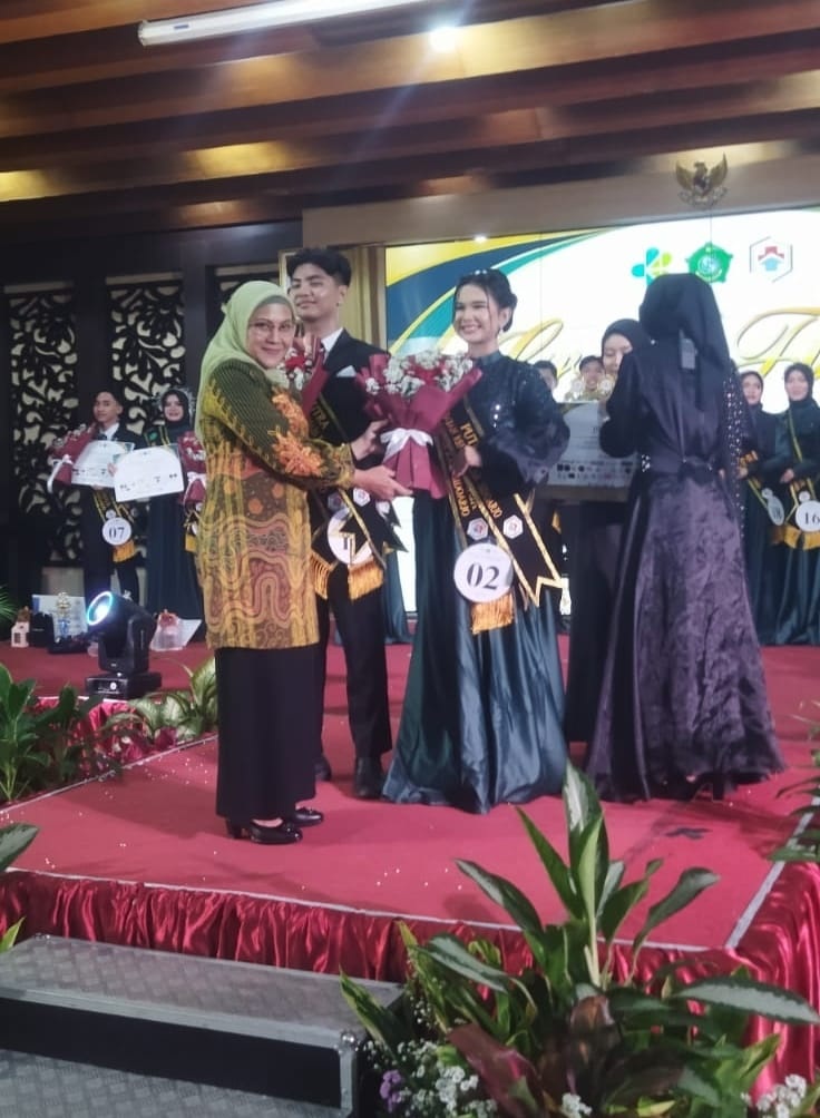 SUKSES: Della Amelia Putri Raih saat meraih penghargaan Juara 1 Putri Duta Kesehatan Remaja Sidoarjo. (ANAS/RADAR SIDOARJO)