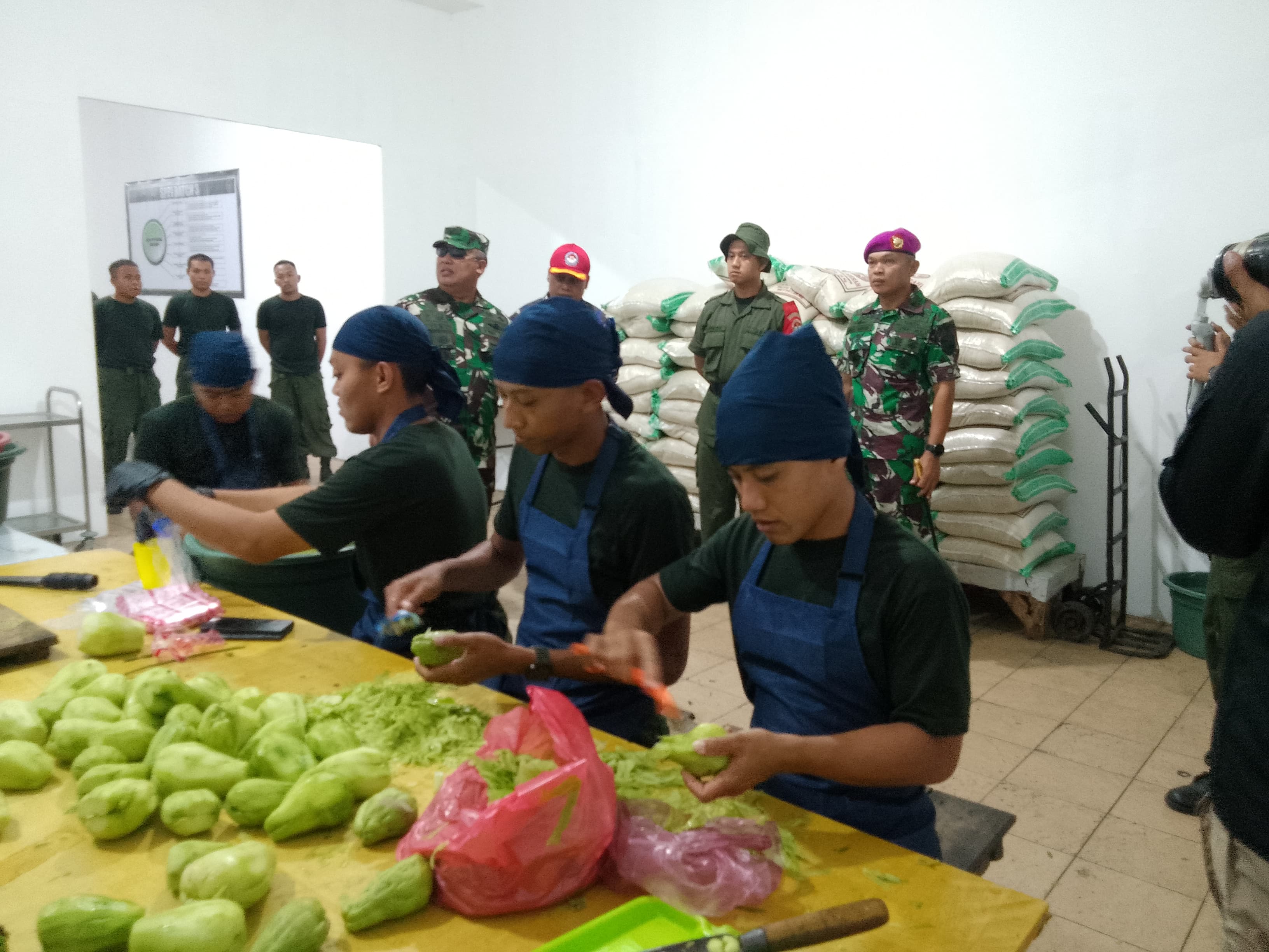 TEGAS : Dosen tetap UNHAN RI, Brigjen TNI Edi Sutjipto (kacamata hitam) didampingi oleh Dan Brigif 2 Marinir, Kolonel Marinir Daniel Tarigan di Gedangan,Sidoarjo. (DIKY PUTRA SANSIRI/RADAR SIDOARJO)