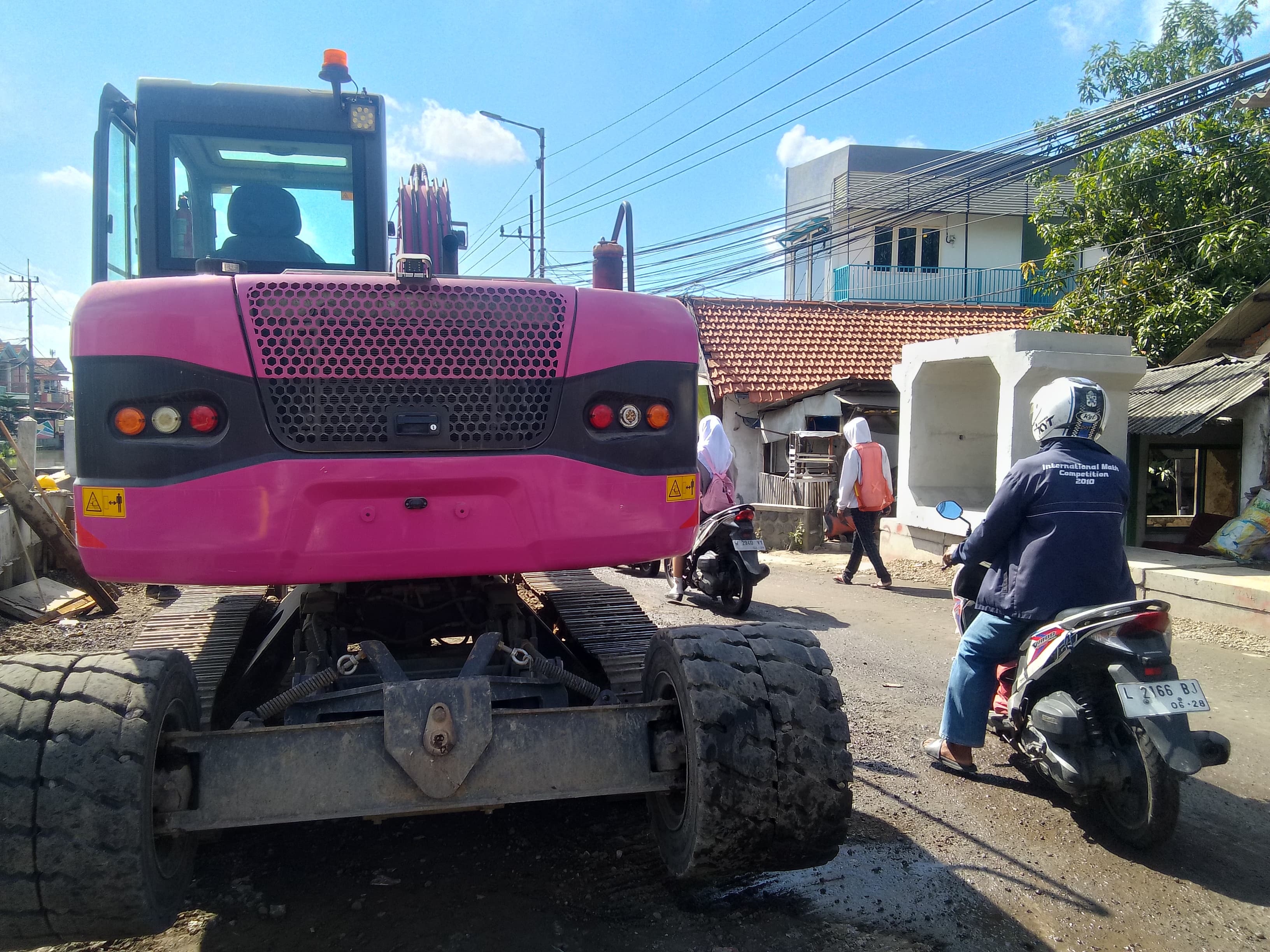 DIKEBUT: Ruas Jalan Gedangan&ndash;Betro mulai diberlakukan sistem buka-tutup arus kendaraan akibat proyek betonisasi. (M SAIFUL ROHMAN/RADAR SIDOARJO)