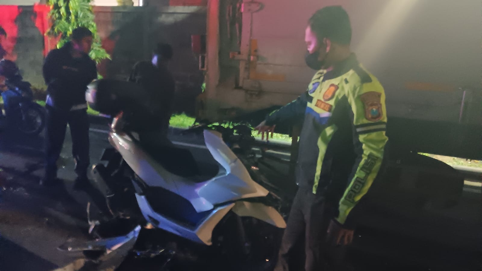 NAHAS: Polisi melakukan olah TKP di lokasi kecelakaan maut, Jalan Raya Pawindo, Krian.