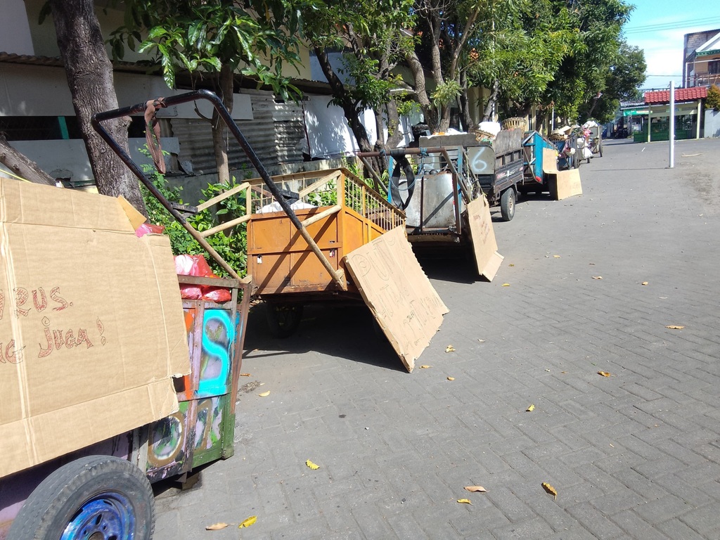 PROTES: Puluhan gerobak sampah penuh muatan diparkir di halaman Balai Desa Kemiri, Senin (7/7). (DIKY SANSIRI/RADAR SIDOARJO)