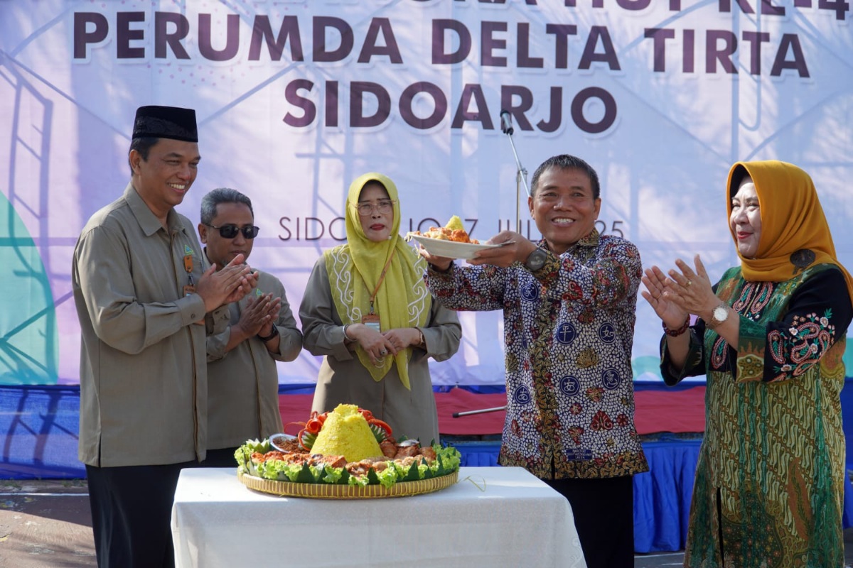 POTONG TUMPENG: Direktur Utama Perumda Delta Tirta Sidoarjo, Dwi Hary Soeryadi (kiri) saat memperingati Hari Ulang Tahun (HUT) ke-47, Perumda Delta Tirta Sidoarjo.