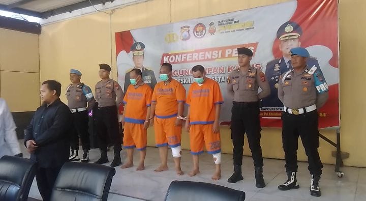 TERTANGKAP: Ketiga pelaku saat berada di Mapolresta Sidoarjo, Senin (7/7). (DIKY SANSIRI/RADAR SIDOARJO)
