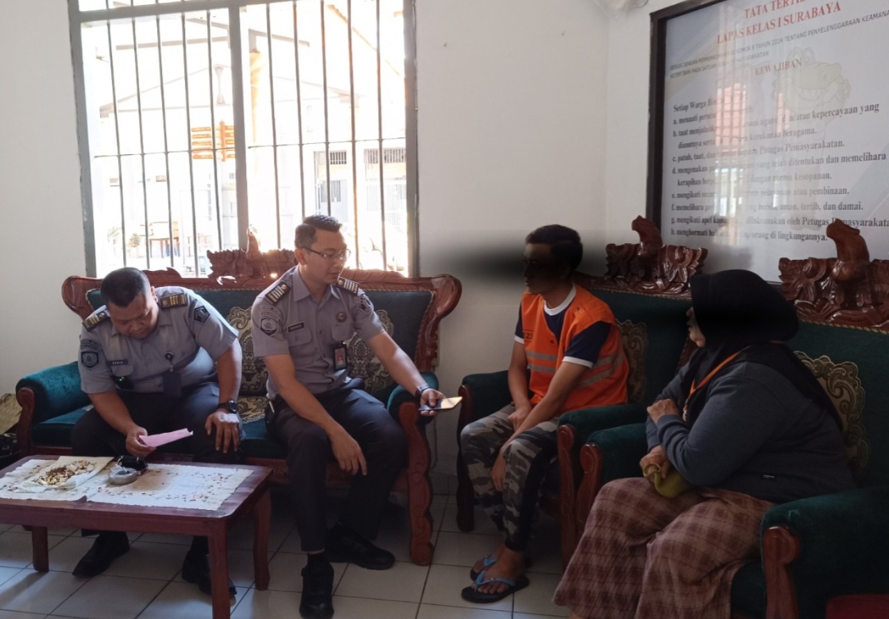 NEKAT: Seorang perempuan H dan narapidana HA diinterogasi petugas Lapas Porong.