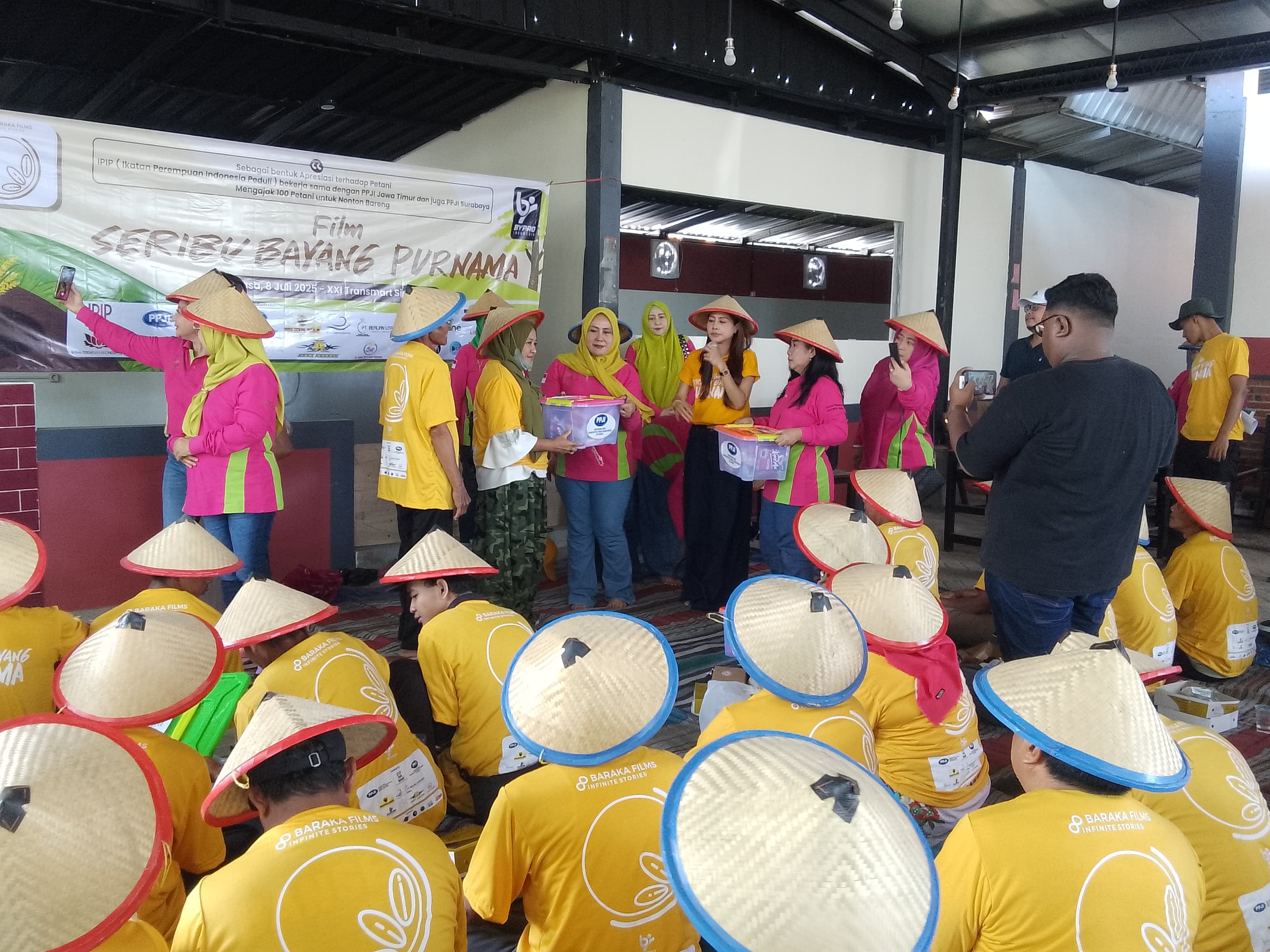 GUYUB: 100 petani bersama PPJI Surabaya dan IPIP berkumpul di Sidoarjo sebelum nobar. (DIKY SANSIRI/RADAR SIDOARJO)