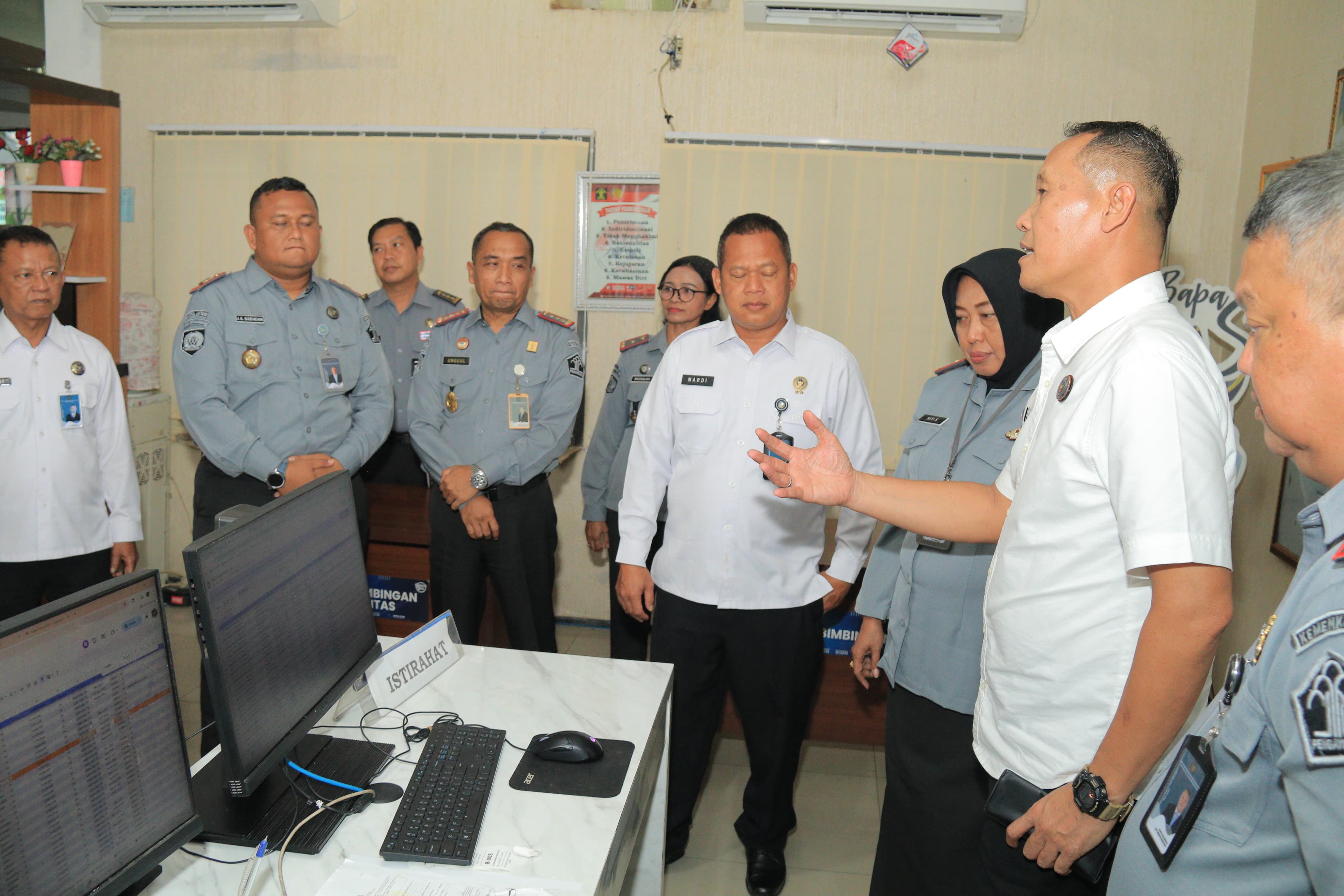 KOORDINASI: Kepala Kantor Wilayah Direktorat Jenderal Pemasyarakatan (Ditjenpas) Jawa Timur, Kadiyono, melakukan tour keliling meninjau langsung berbagai fasilitas layanan yang ada di Bapas Surakarta.
