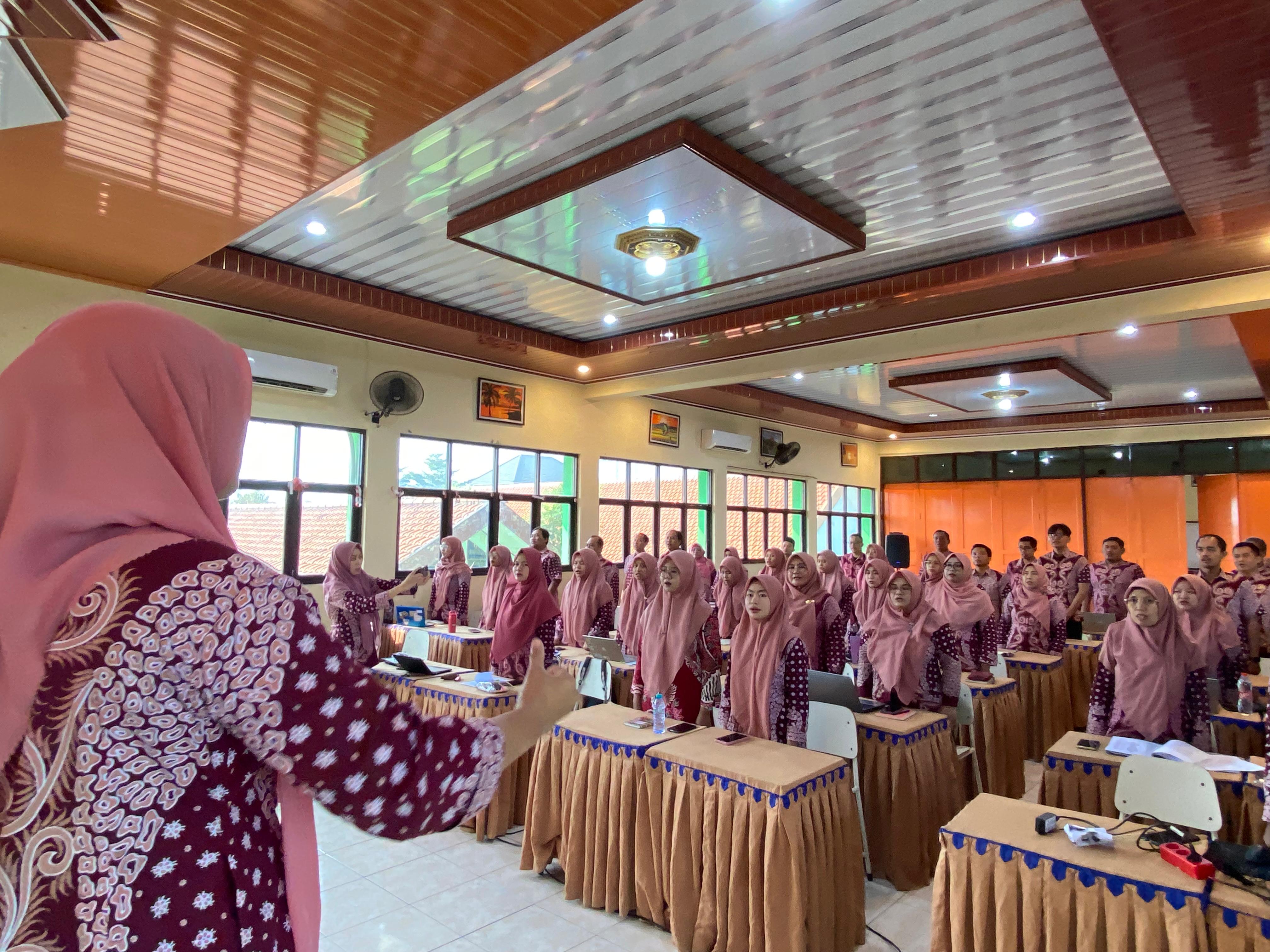KOORDINASI: Para dewan guru SMPN 2 Waru saat  rapat kerja dimulai. (ANAS/RADAR SIDOARJO)