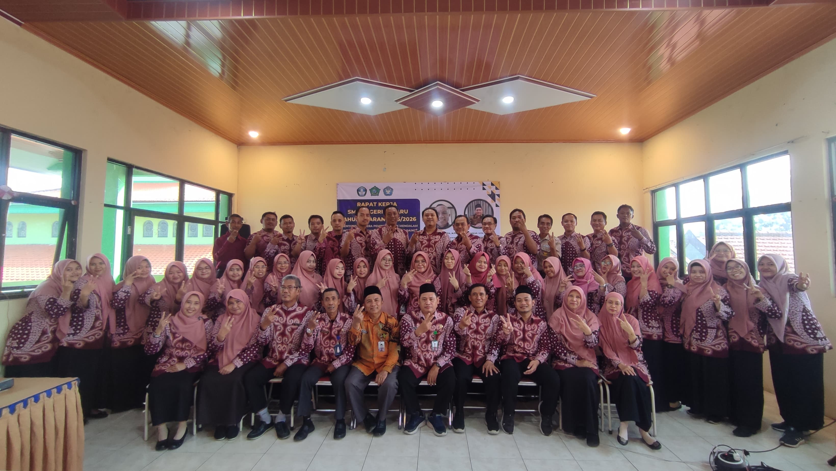 SINERGIS: Para guru SMPN 2 Waru foto bersama usai rapat kerja. (ANAS/RADAR SIDOARJO)