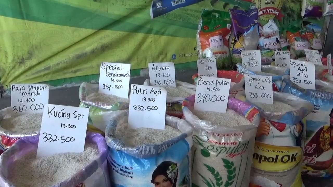 MELONJAK: Sejumlah harga beras dengan berbagai merek di Pasar Larangan, Sidoarjo. (DIKY SANSIRI/RADAR SIDOARJO)