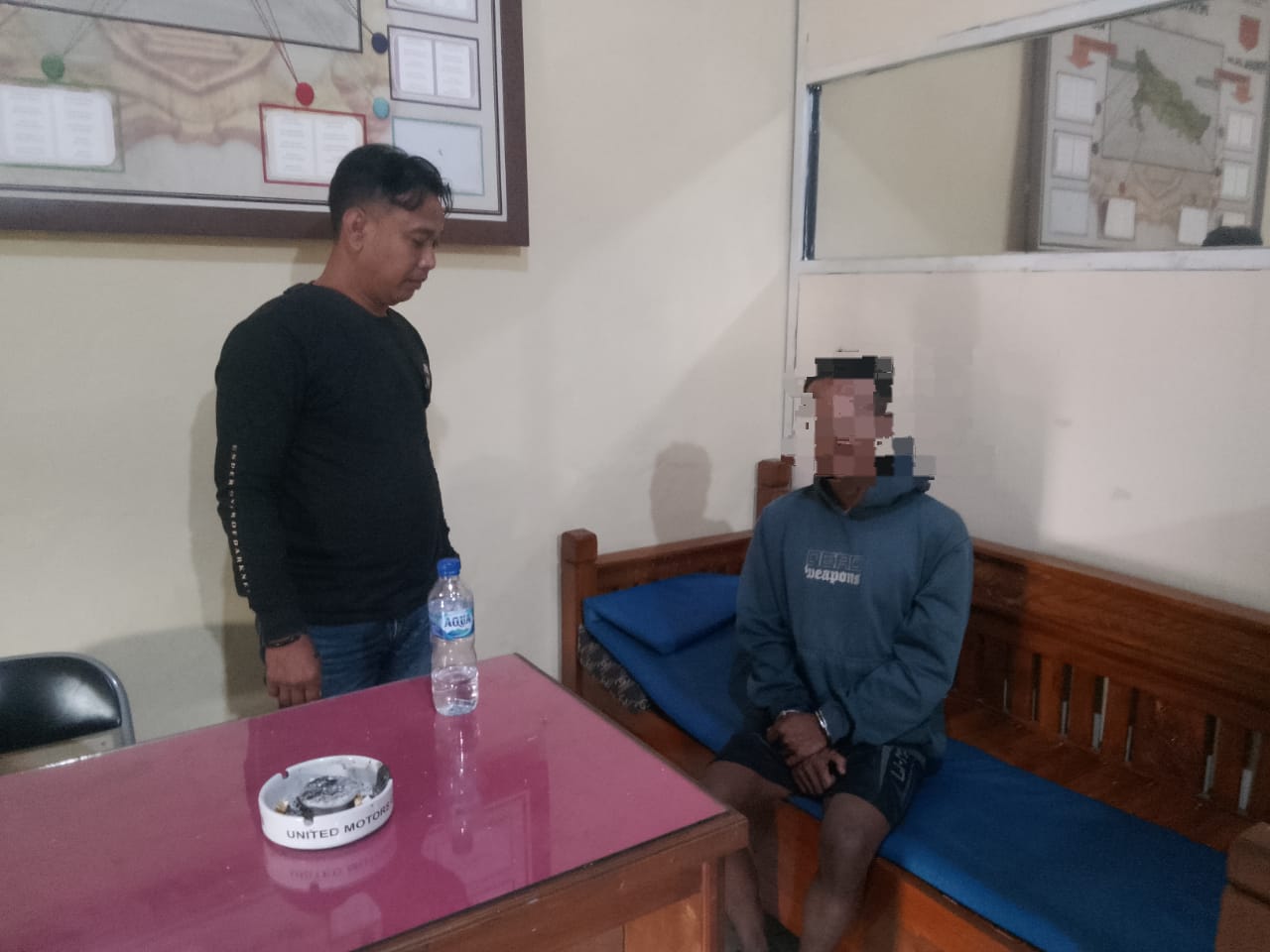 DIAMANKAN: Pelaku perusakan halte saat diperiksa di Polsek Taman. (DIKY SANSIRI/RADAR SIDOARJO)
