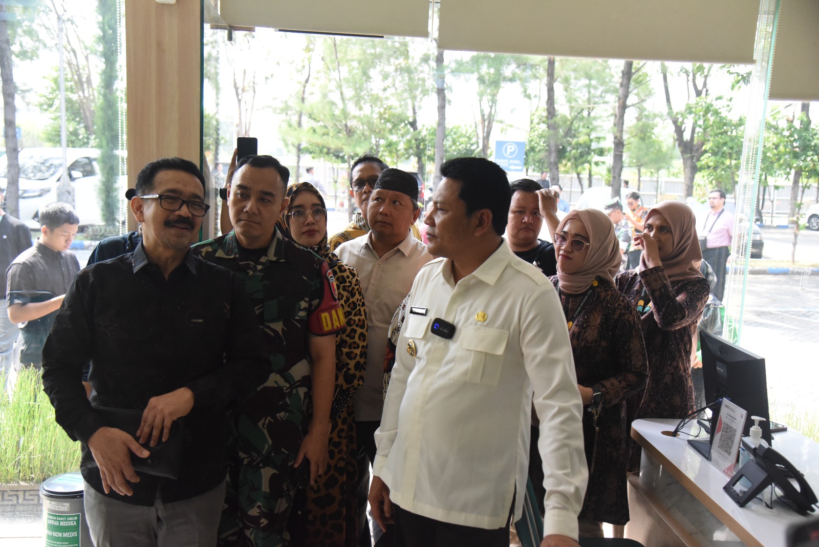 PELAYANAN NYAMAN: Bupati Sidoarjo Subandi (baju outih) saat sidak RS Anwar Medika Balongbendo Sidoarjo.