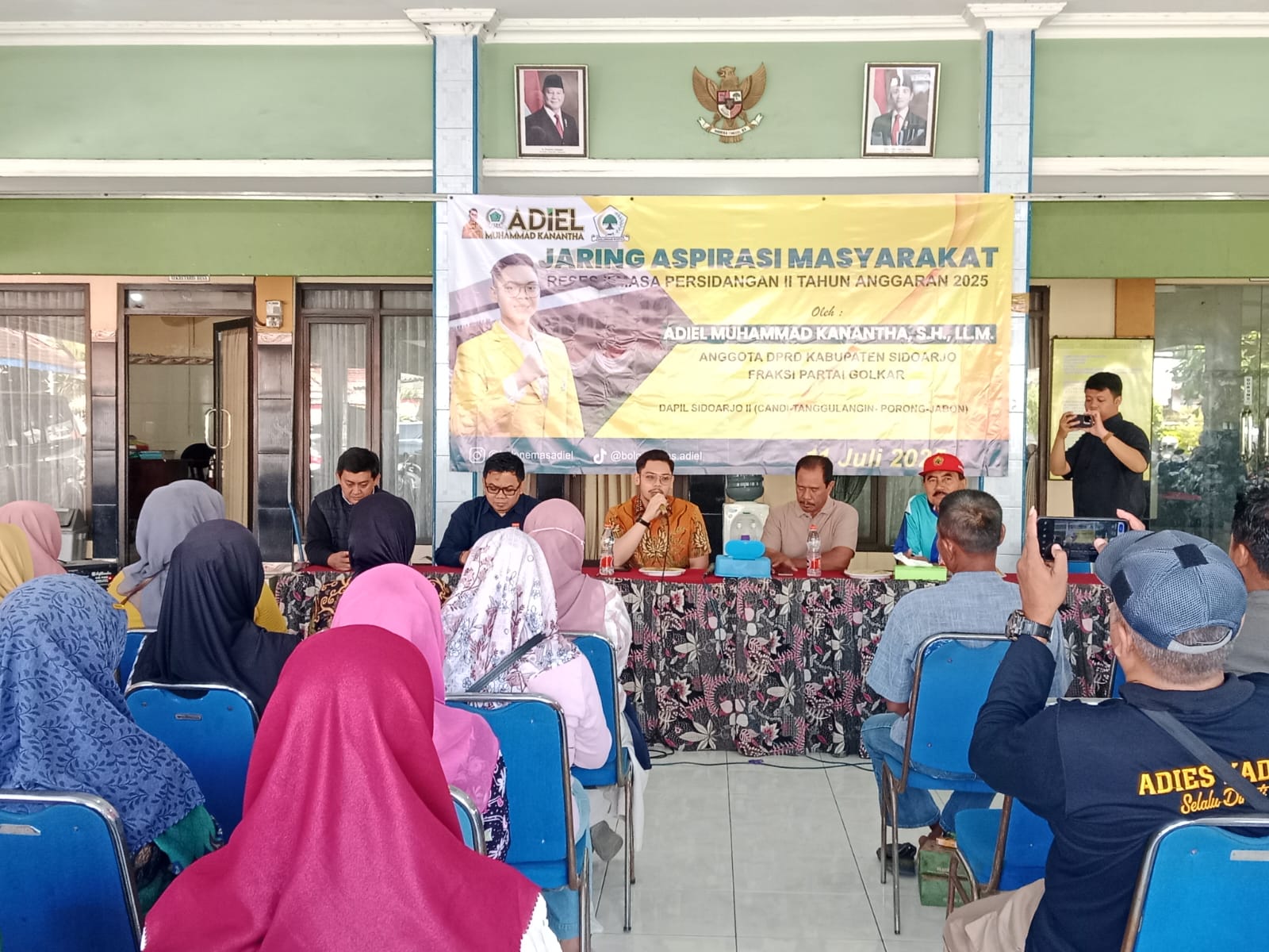 TURUN GUNUNG : Wakil Ketua Komisi A DPRD Sidoarjo Adiel Muhammad Kanantha saat mendengarkan aspirasi warga Desa Balonggabus, Candi, Sidoarjo. (IST/RADAR SIDOARJO)